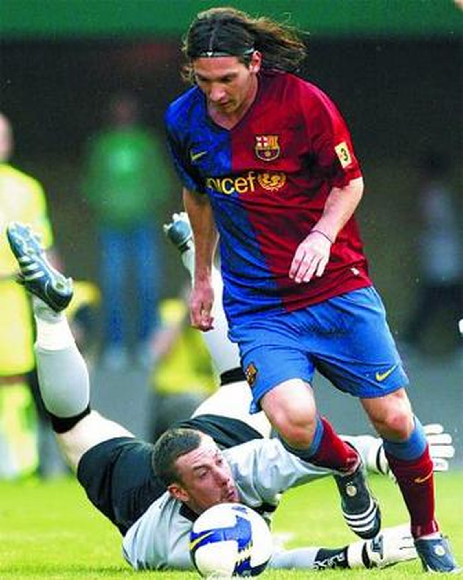 Messi, driblando a McNeil, portero del Hibernian.
