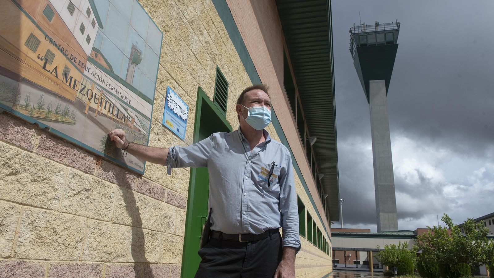 Eduardo Miñagorri, fotografiado junto a uno de los módulos y con la torre de seguridad al fondo.