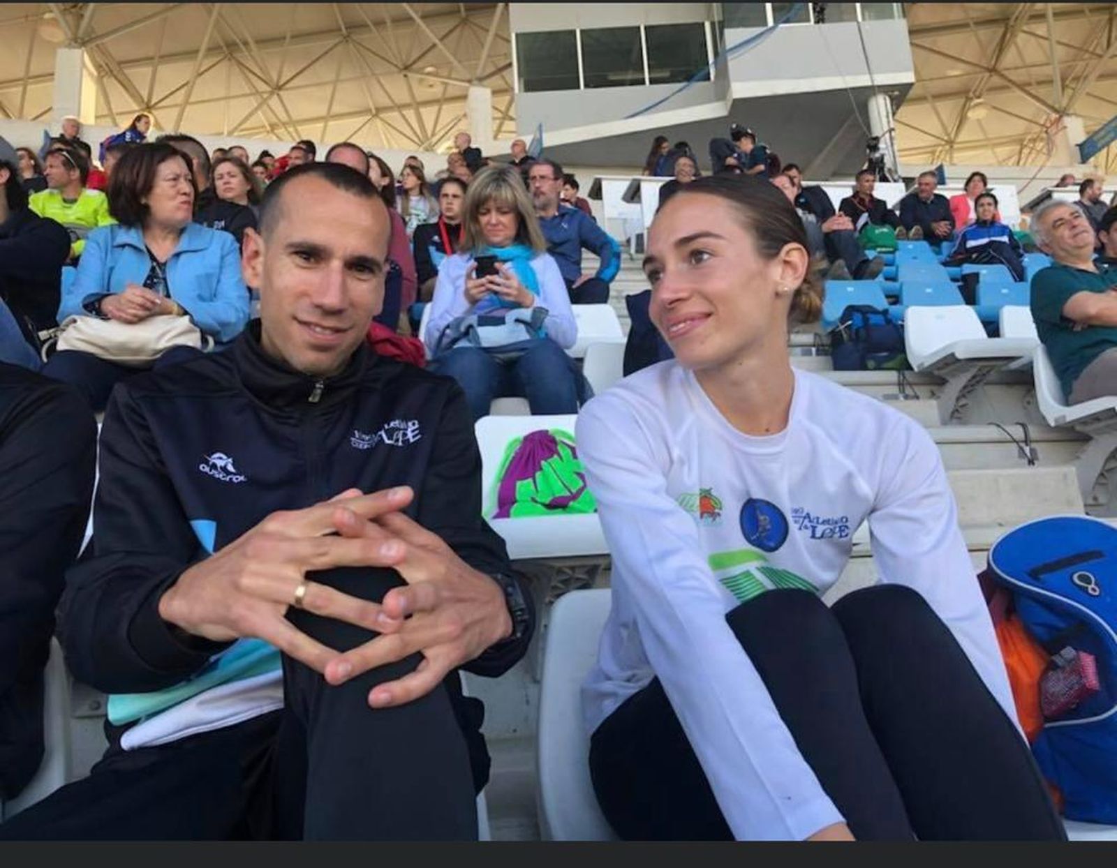 José Manuel Cortés Medina y Laura García-Caro, juntos como espectadores.