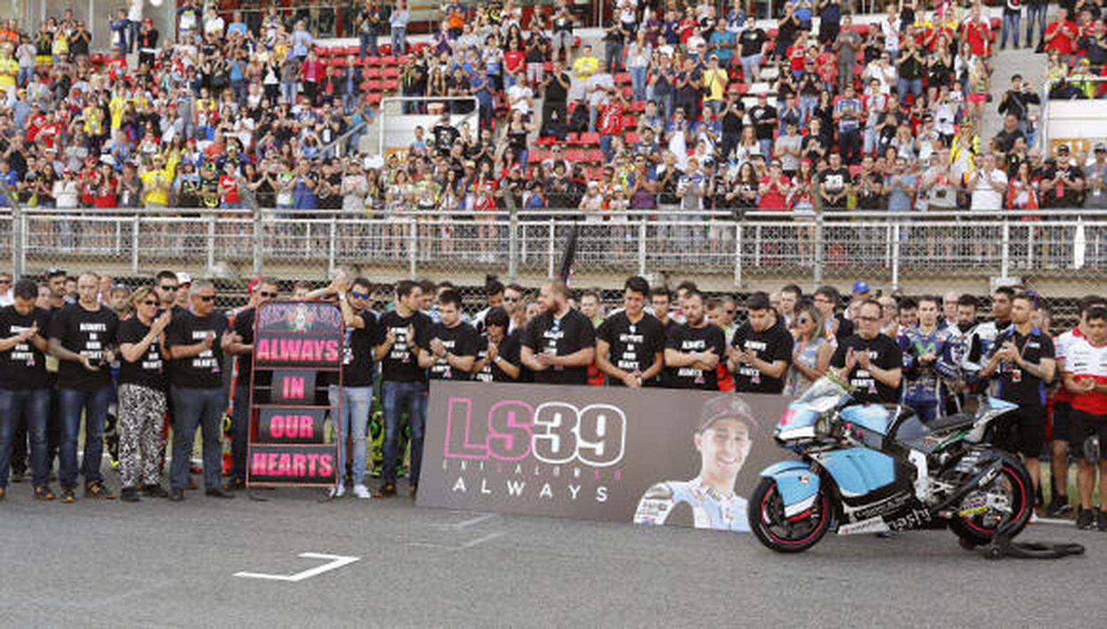 El paddock rinde un emotivo homenaje a Luis Salom