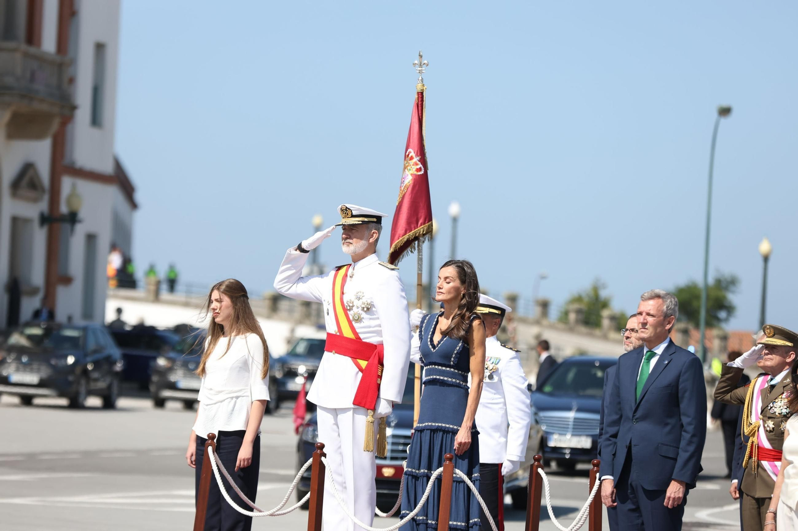 La princesa Leonor termina su formación en la Armada recibiendo de manos de su padre la Cruz al Mérito Naval