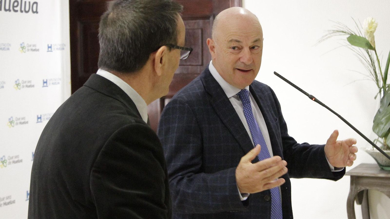 El consejero delegado de Atalaya , Alberto Lavandeira, y el presidente de la Diputación, Ignacio Caraballo. El consejero delegado de Atalaya , Alberto Lavandeira, y el presidente de la Diputación, Ignacio Caraballo.