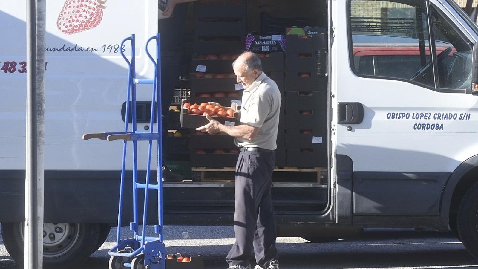 Un repartidor de fruta. Un repartidor de fruta.