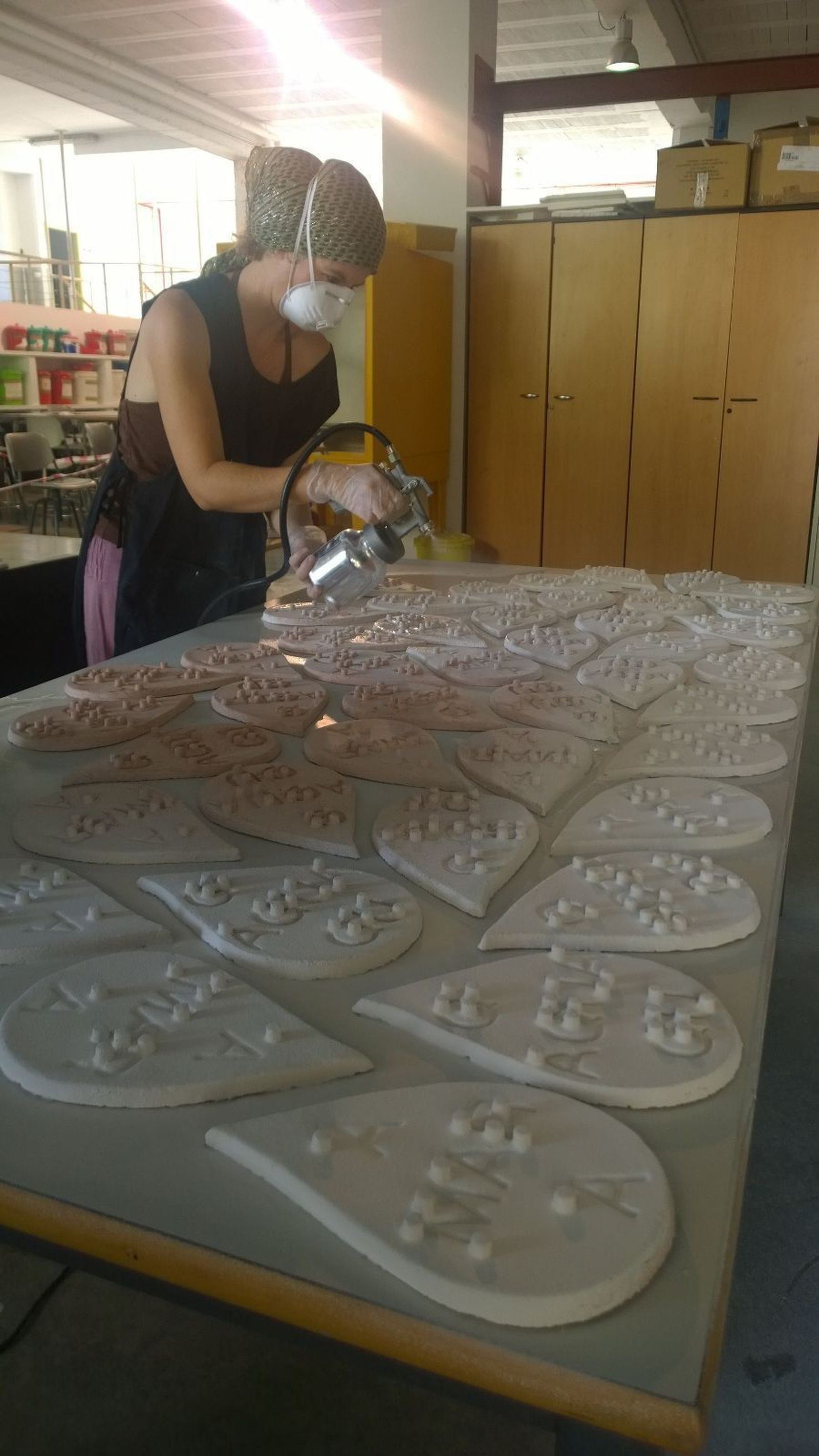 Piezas de cerámica que conformarán el primer mural en braille.