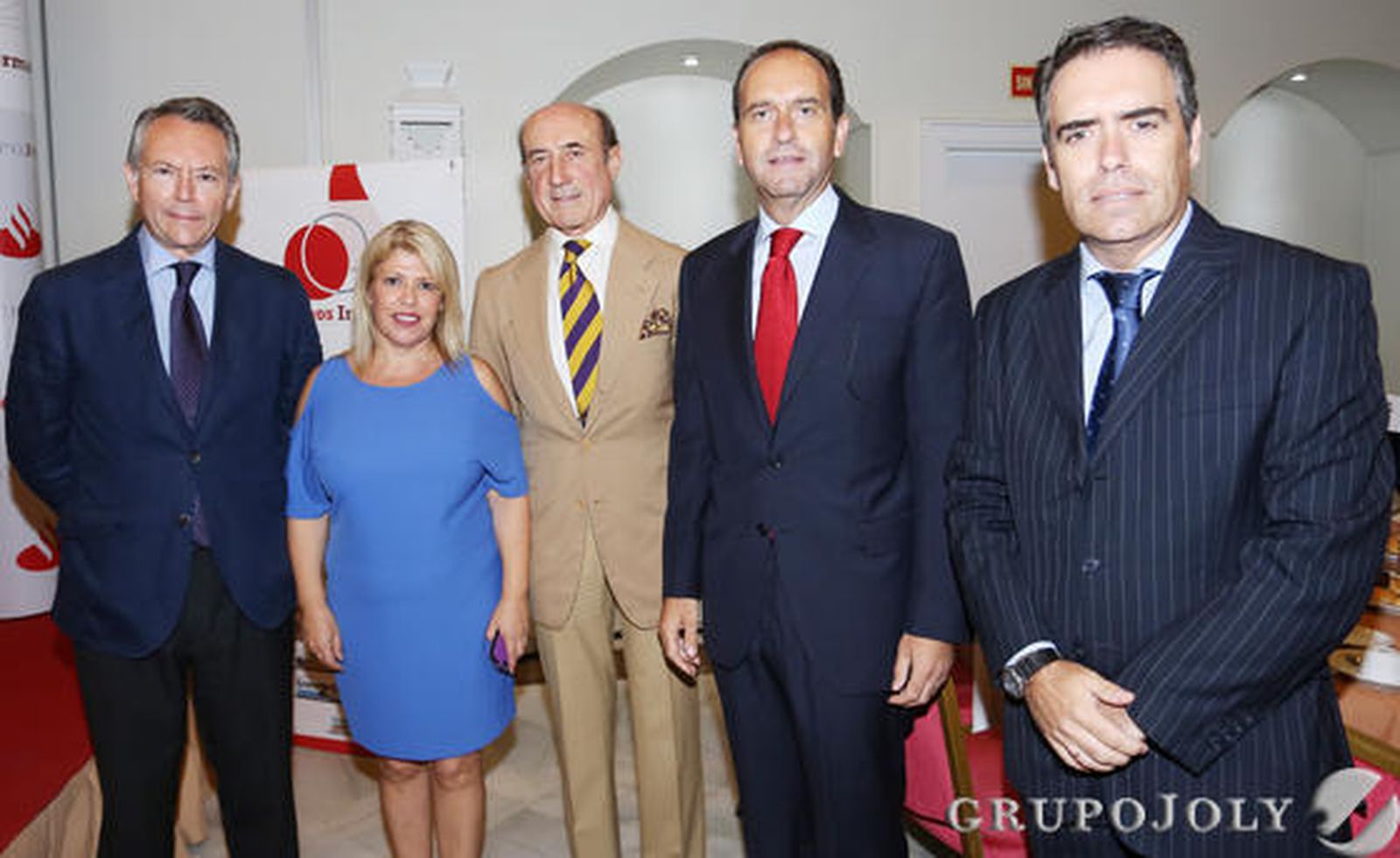 El presidente del Grupo Joly, la alcaldesa, el presidente del Consejo Regulador, el director territorial de Andalucía de Banco Santander y el director de Diario de Jerez.  Foto: Pascual