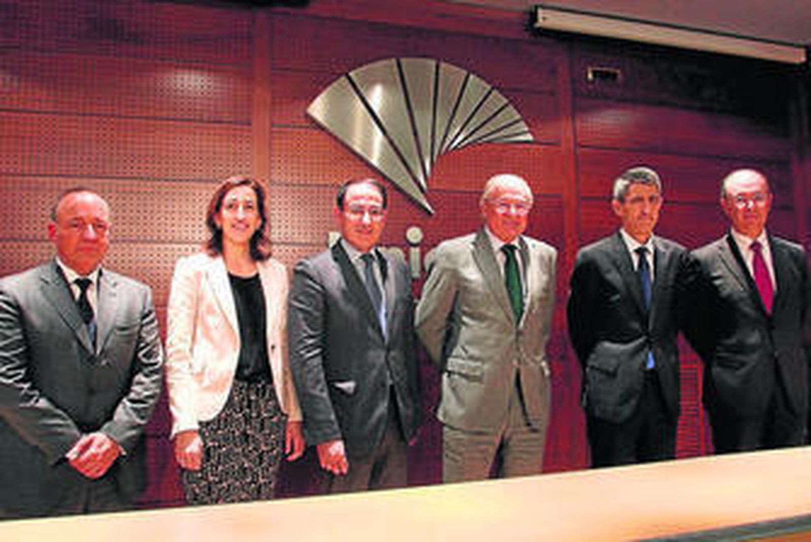 Fotografía de familia de los directivos de Unicaja y la CEM.