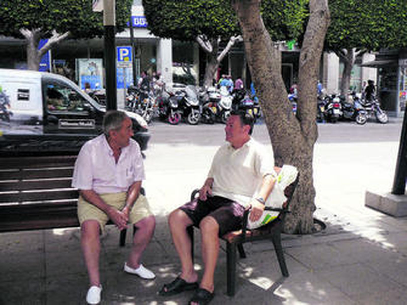 Francisco Hidalgo, a la derecha, en un momento de la charla con su compañero
