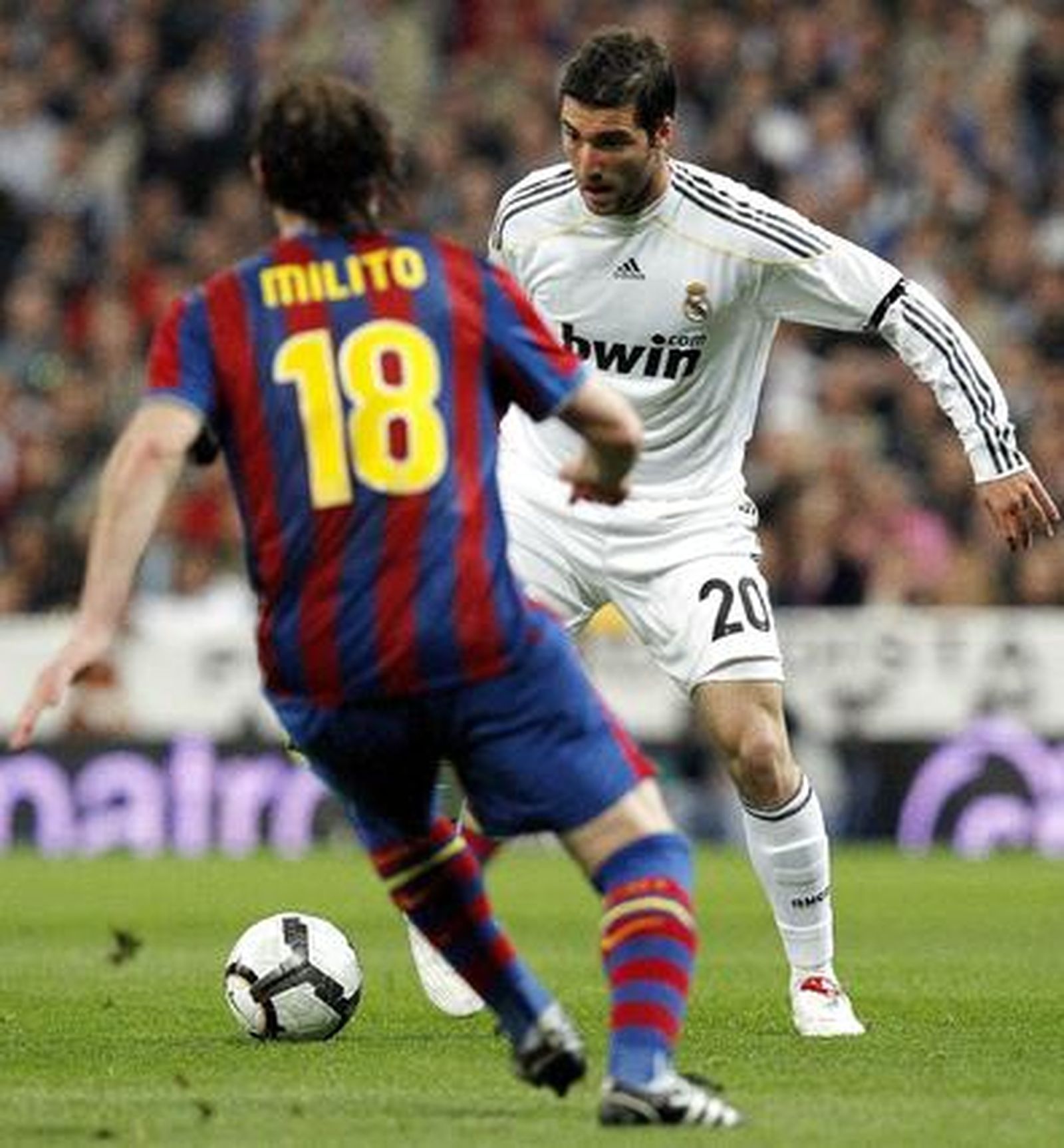 El Barcelona da un golpe casi definitivo a la Liga en el Santiago Bernabéu. / EFE