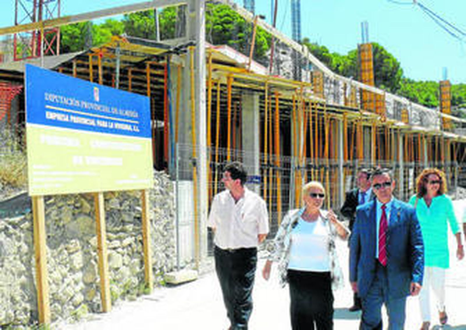 Ángeles Mirallés junto al presidente de Diputación, Juan Carlos Usero durante en una visita a las obras de las viviendas protegidas.