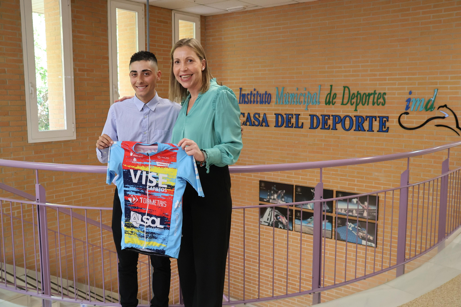 Jesús Barrionuevo posa junto con la política María José Martín.