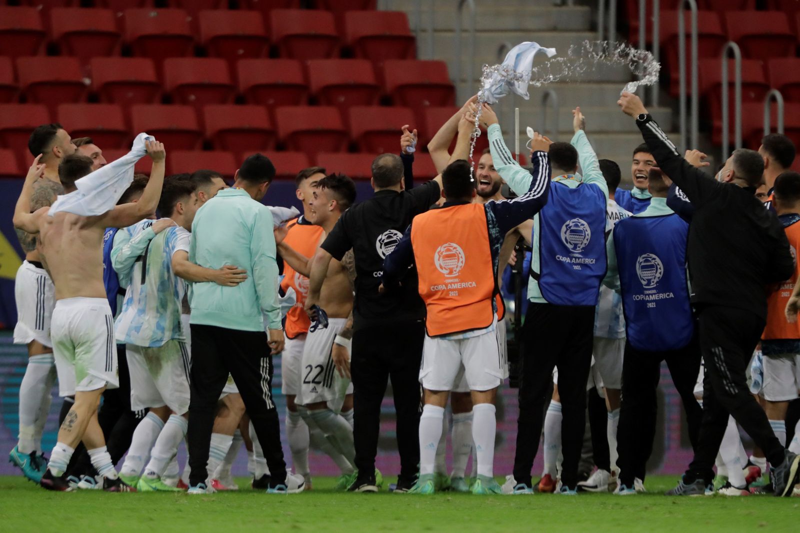 Los jugadores de Argentina, Acuña con peto naranja, celebran el pase a la final por penaltis.