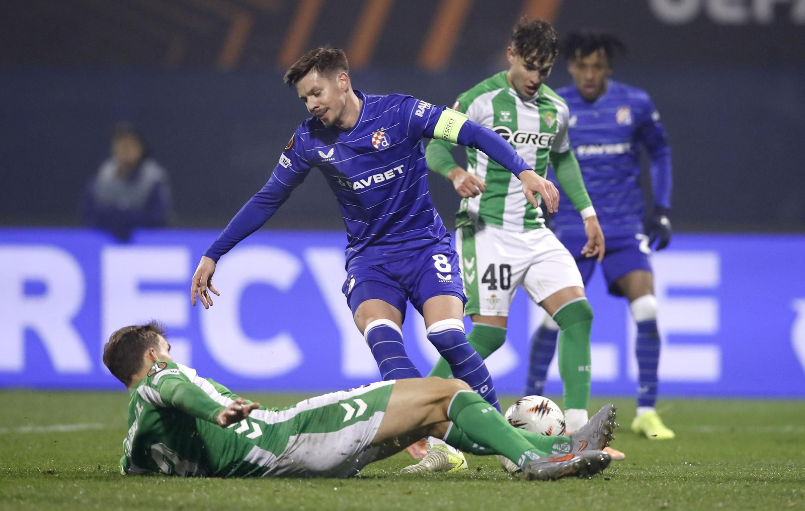 Diego Llorente se lanza al césped con contundencia ante Zajc en la recta final del encuentro.