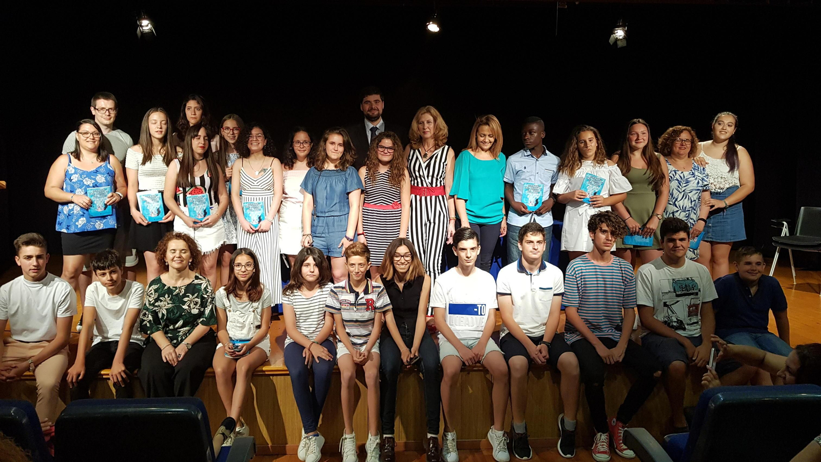 María Dolores Ortega y Francisco Gutiérrez con alumnos y profesores del IES Turaniana.