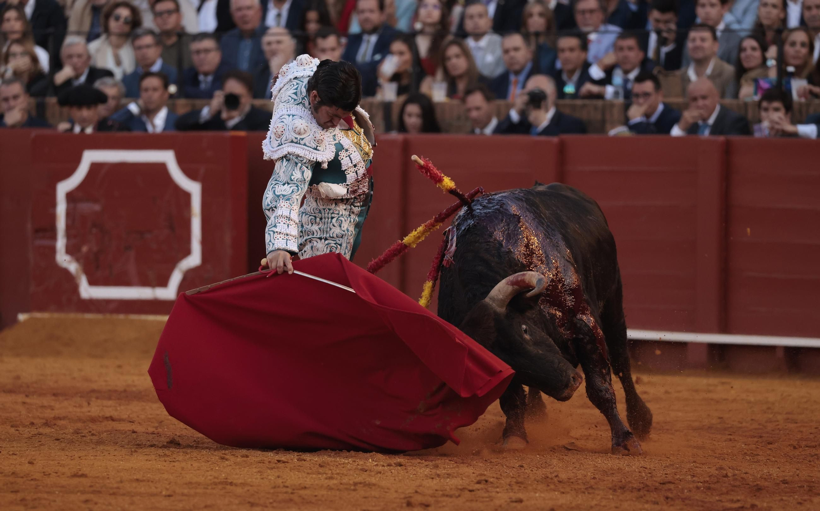 Las imágenes de los toros en Sevilla con Morante de la Puebla, José María Manzanares y Talavante