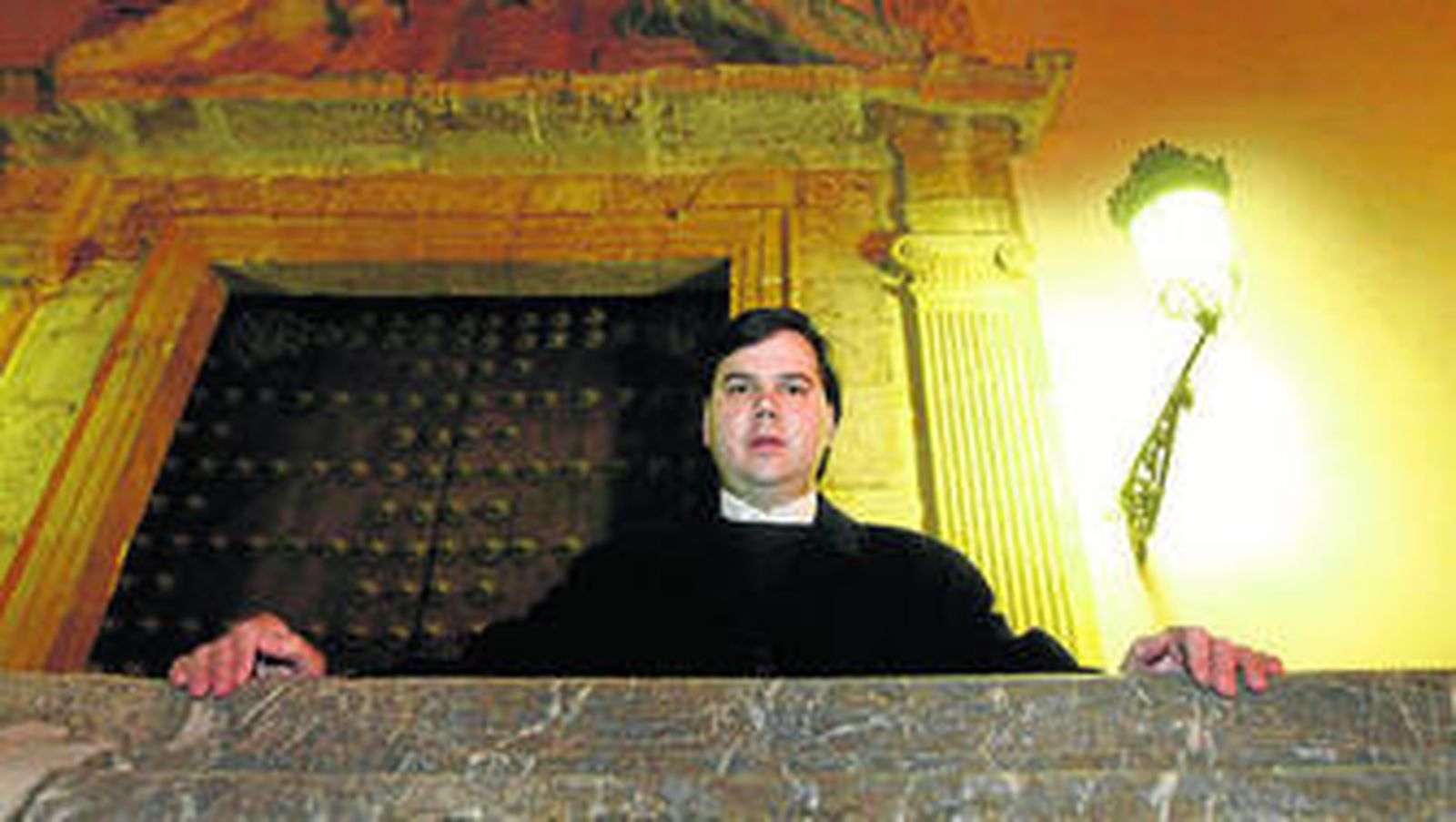 José Luis Rey (Puente Genil, Córdoba, 1973) logró el premio Loewe por su poemario 'Barroco'.