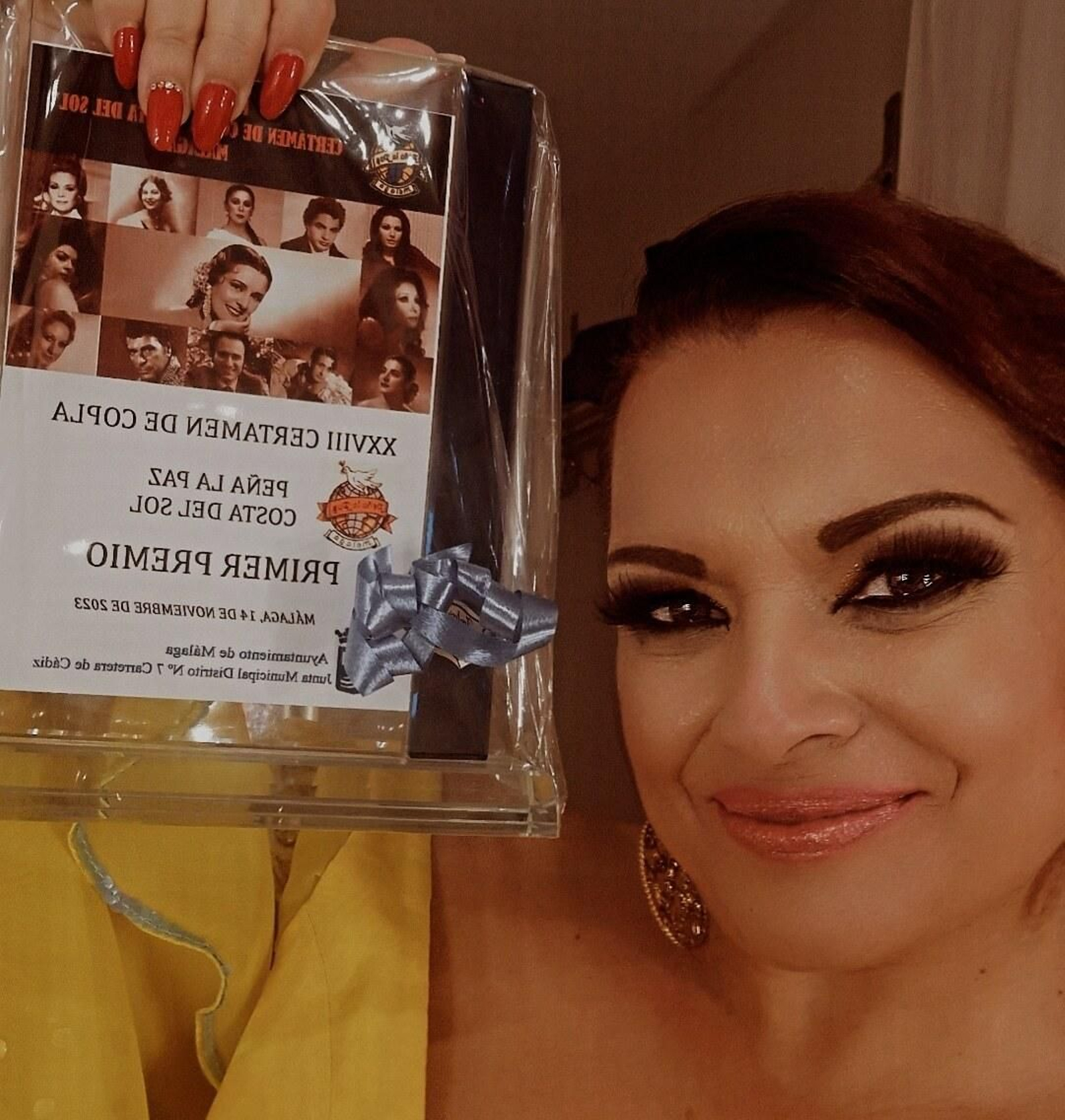 Mayte Adrián muestra el nuevo premio.