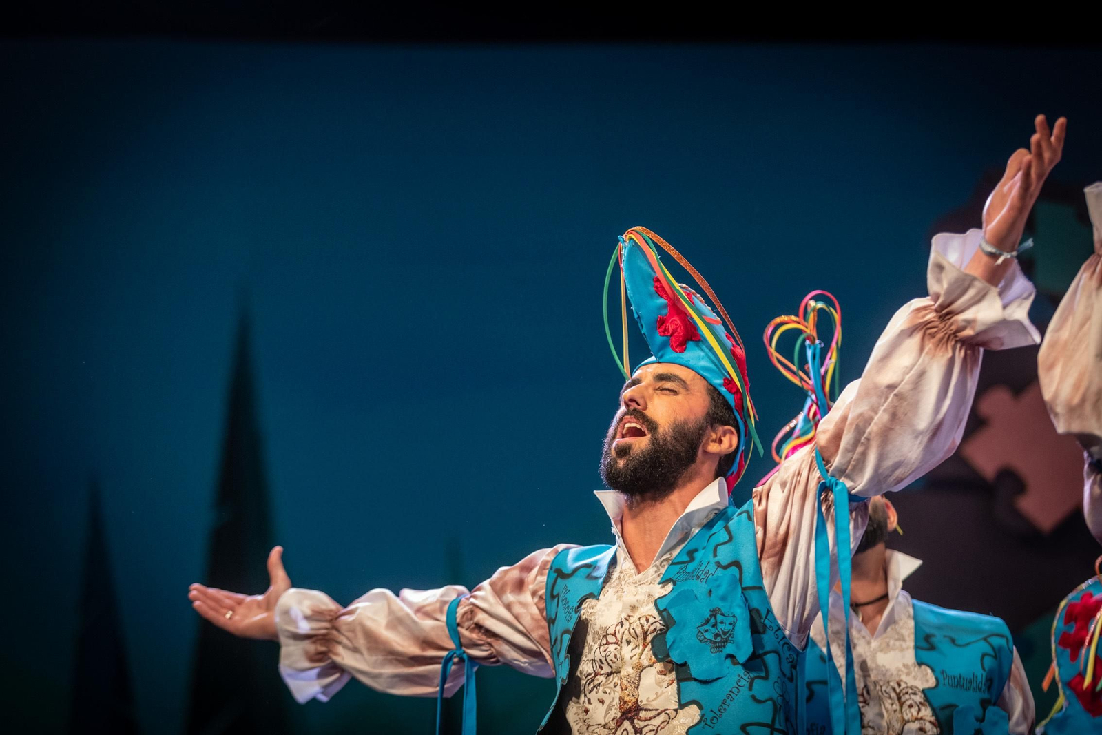 Comparsa 'Los piezas' sobre el escenario