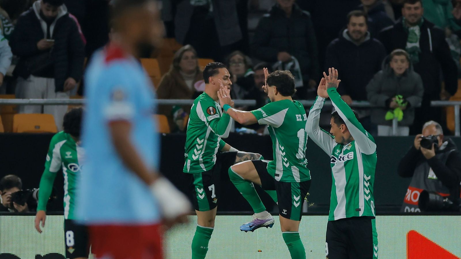 Antony celebra uno de los goles con Abde.