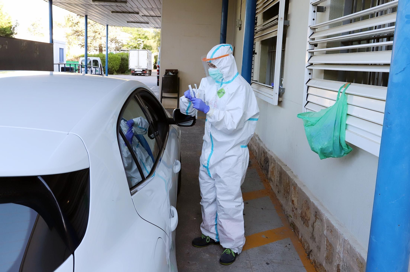 Un profesional sanitario realiza una prueba PCR a una persona.