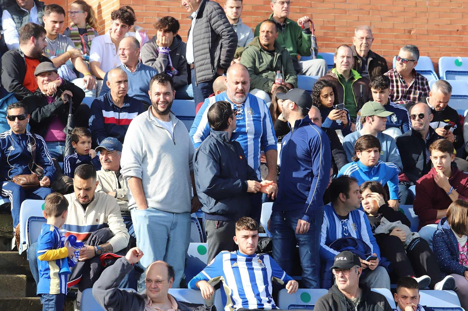 Imágenes del ambiente en las gradas del Nuevo Colombino durante el Recre-Vélez