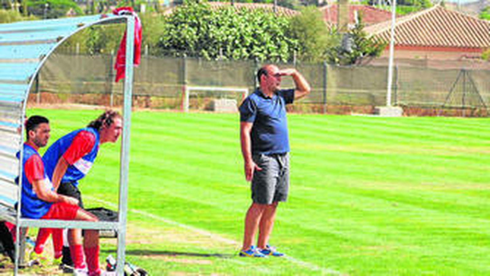 Carlos Camacho observa en la banda del Carlos Monge durante un partido del conjunto rojiblanco.