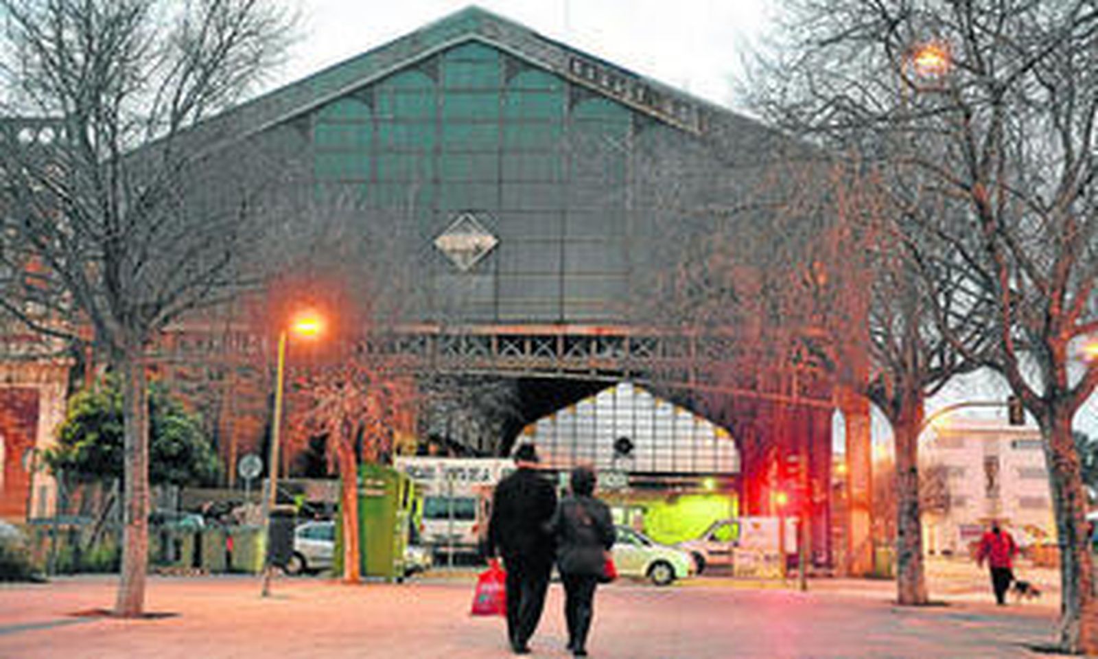 La antigua estación de San Bernardo, conocida como estación de Cádiz, sigue albergando el mercado provisional de la Puerta de la Carne.