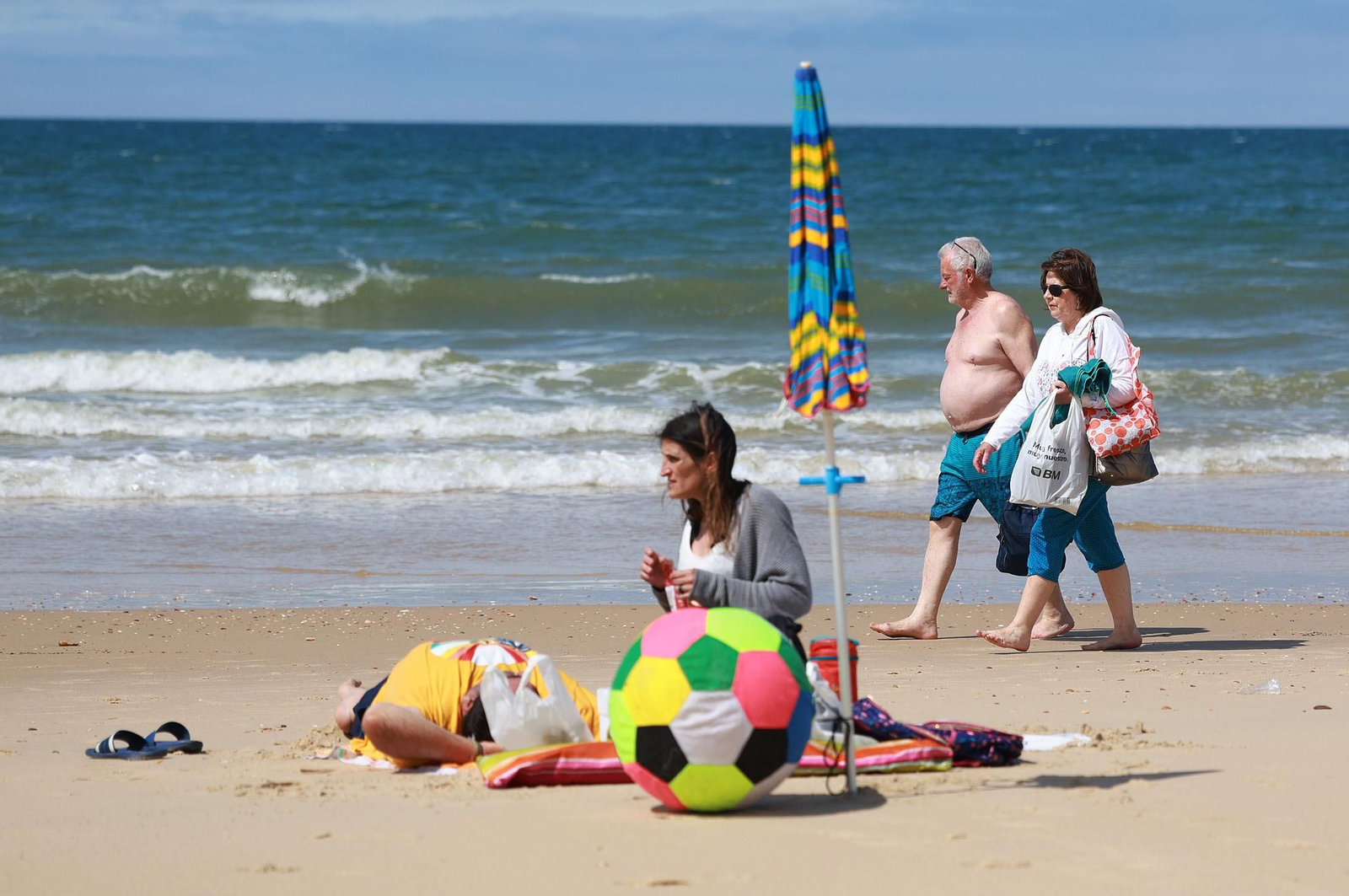 Imágenes del ambiente en las playas de Matalascañas y Mazagón durante la mañana del domingo