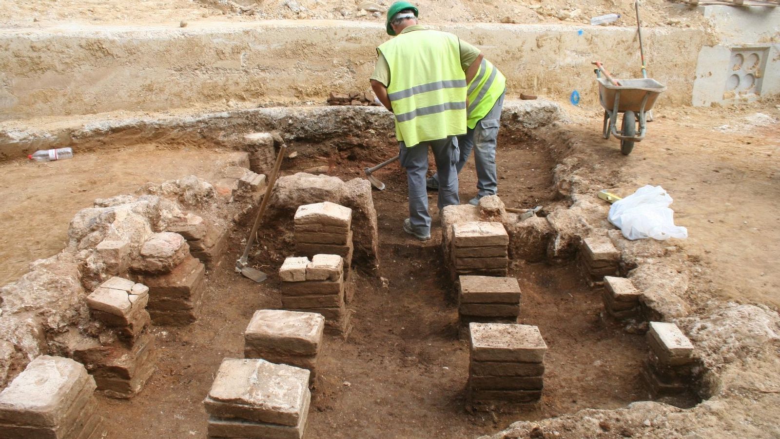 Fotografía tomada durante la intervención de las termas . En ella se aprecian los pilares de la sala hipocaústica.