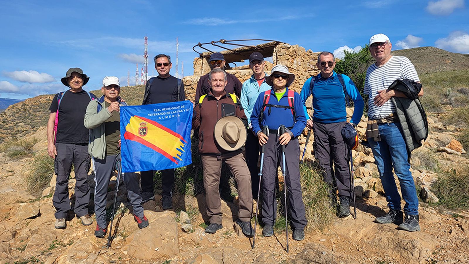 Foto de familia delante de la posición del observatorio y dirección del tiro