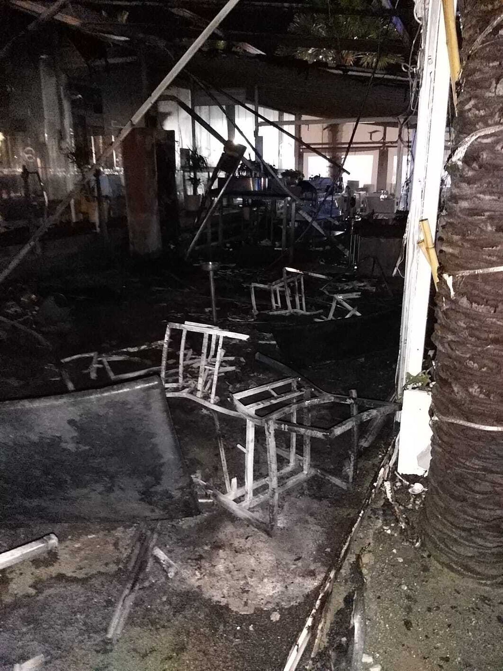 Las fotos de la terraza de un restaurante calcinada tras un incendio