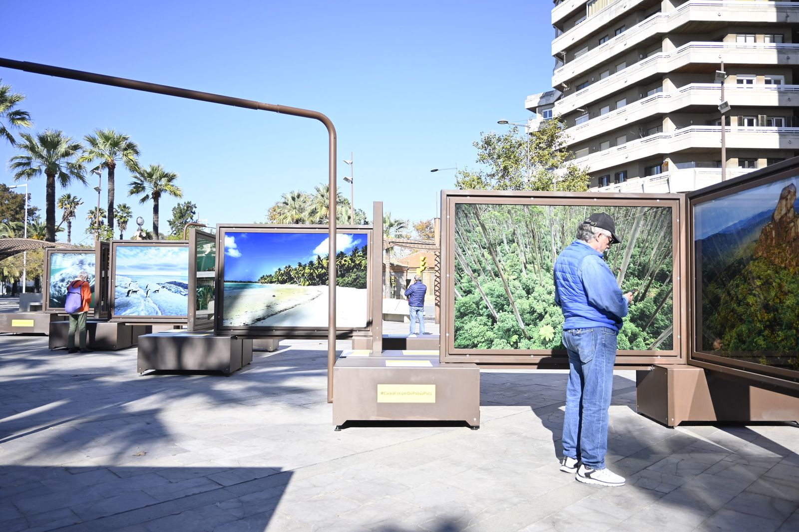 Exposición fotográfica `De Polo a Polo´ en imágenes