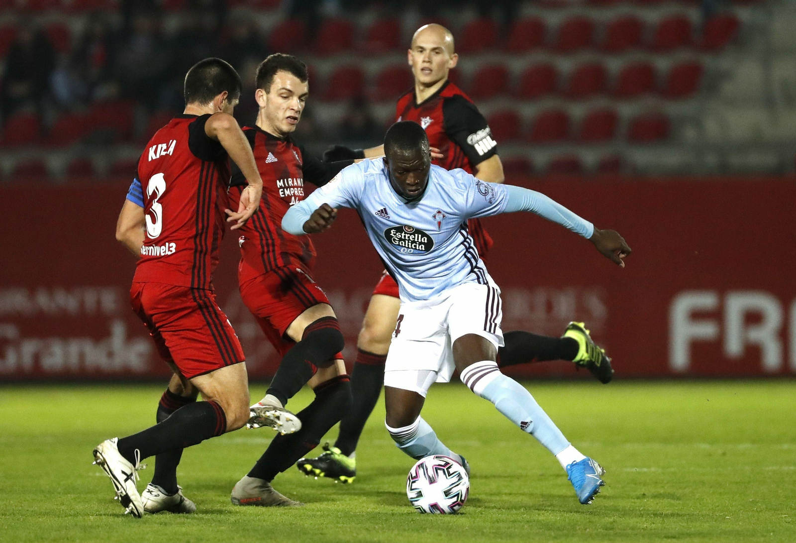 Pape Cheick trata de llevarse la pelota entre Kijera e Íñigo Vicente. Pape Cheick trata de llevarse la pelota entre Kijera e Íñigo Vicente.