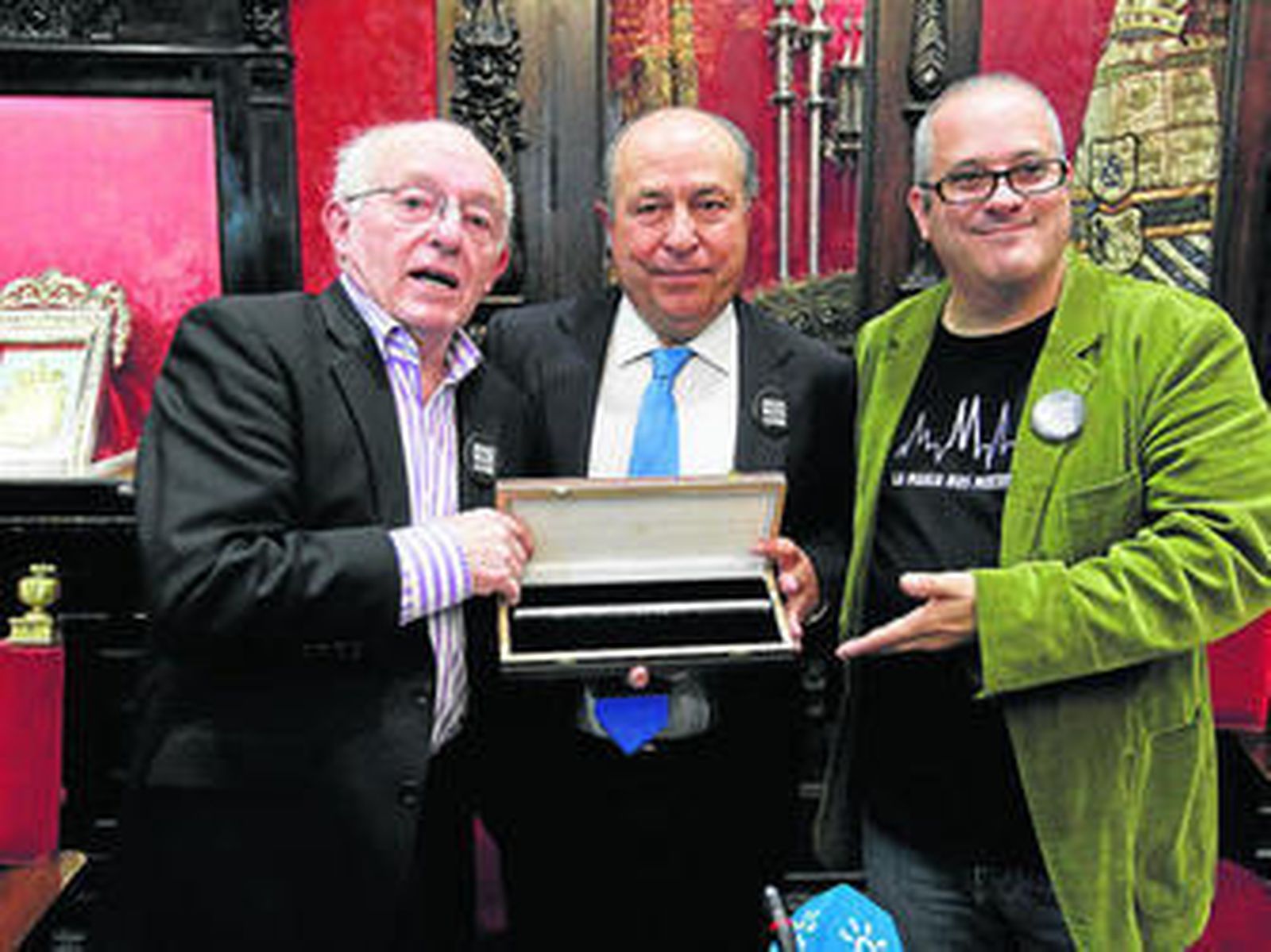 Paul Daniels (i), sostiene el premio junto a José Torres Hurtado y MagoMigue.