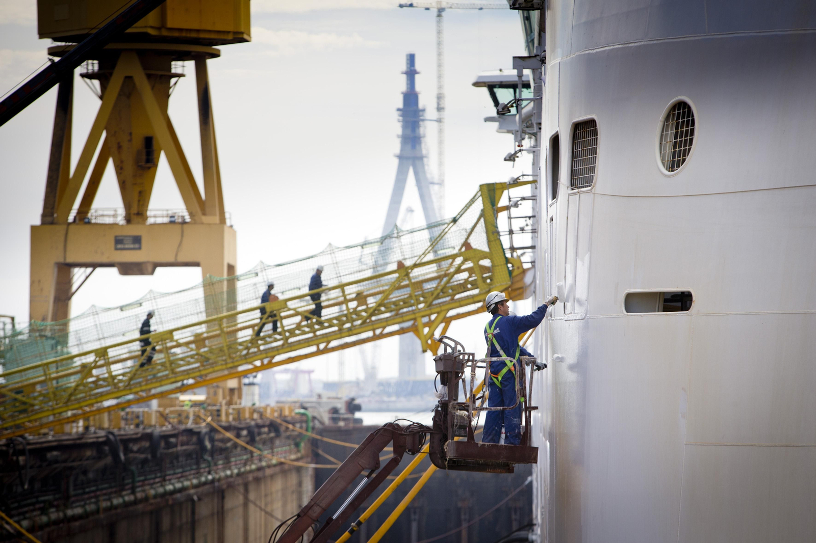 Operarios de Navantia Cádiz trabajan en un buque.