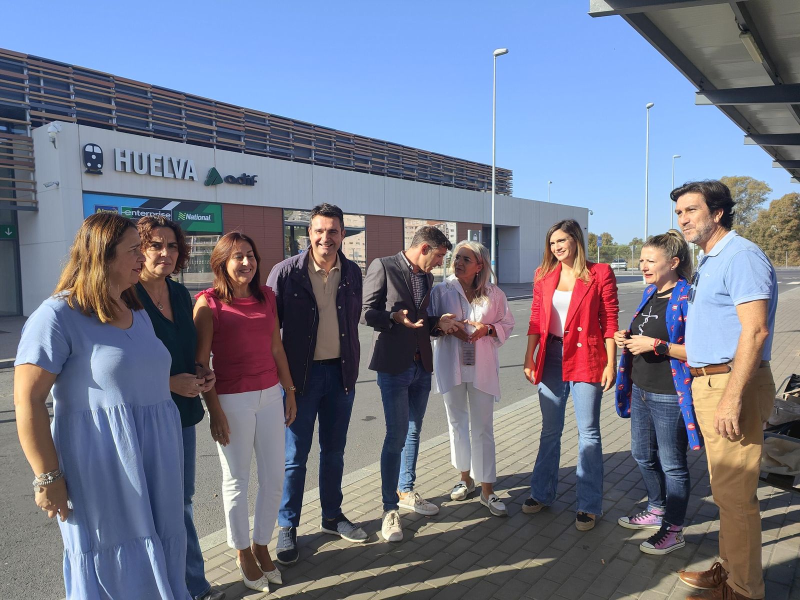Miembros del PSOE de Huelva en la estación de tren.