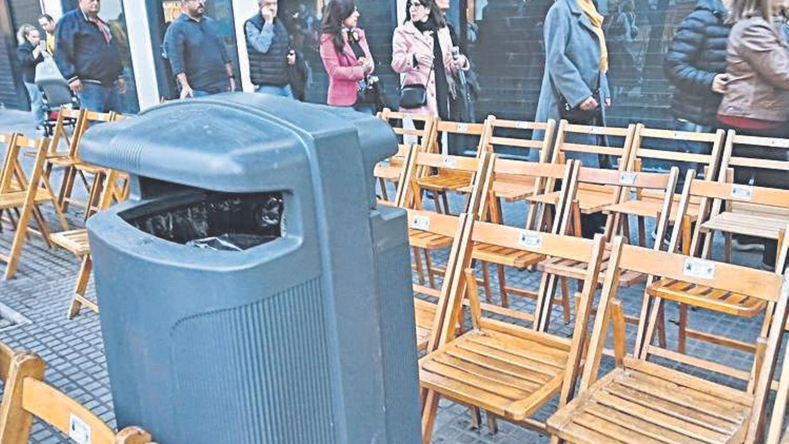 Una papelera en mitad de las sillas, en el Palillero.