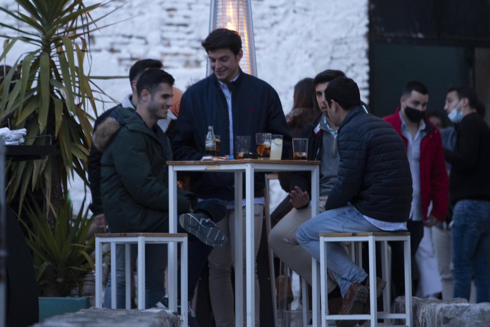 Fotos: los bares y comercios de Granada vuelven a abrir hasta la noche