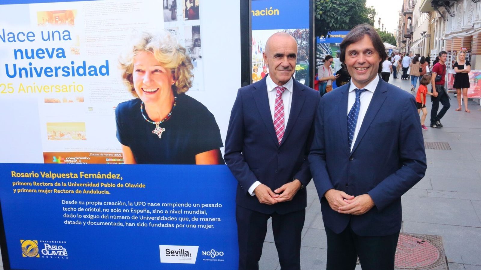 Antonio Muñoz y Francisco Oliva en la inauguración de la exposición en la Avenida de la Constitución.