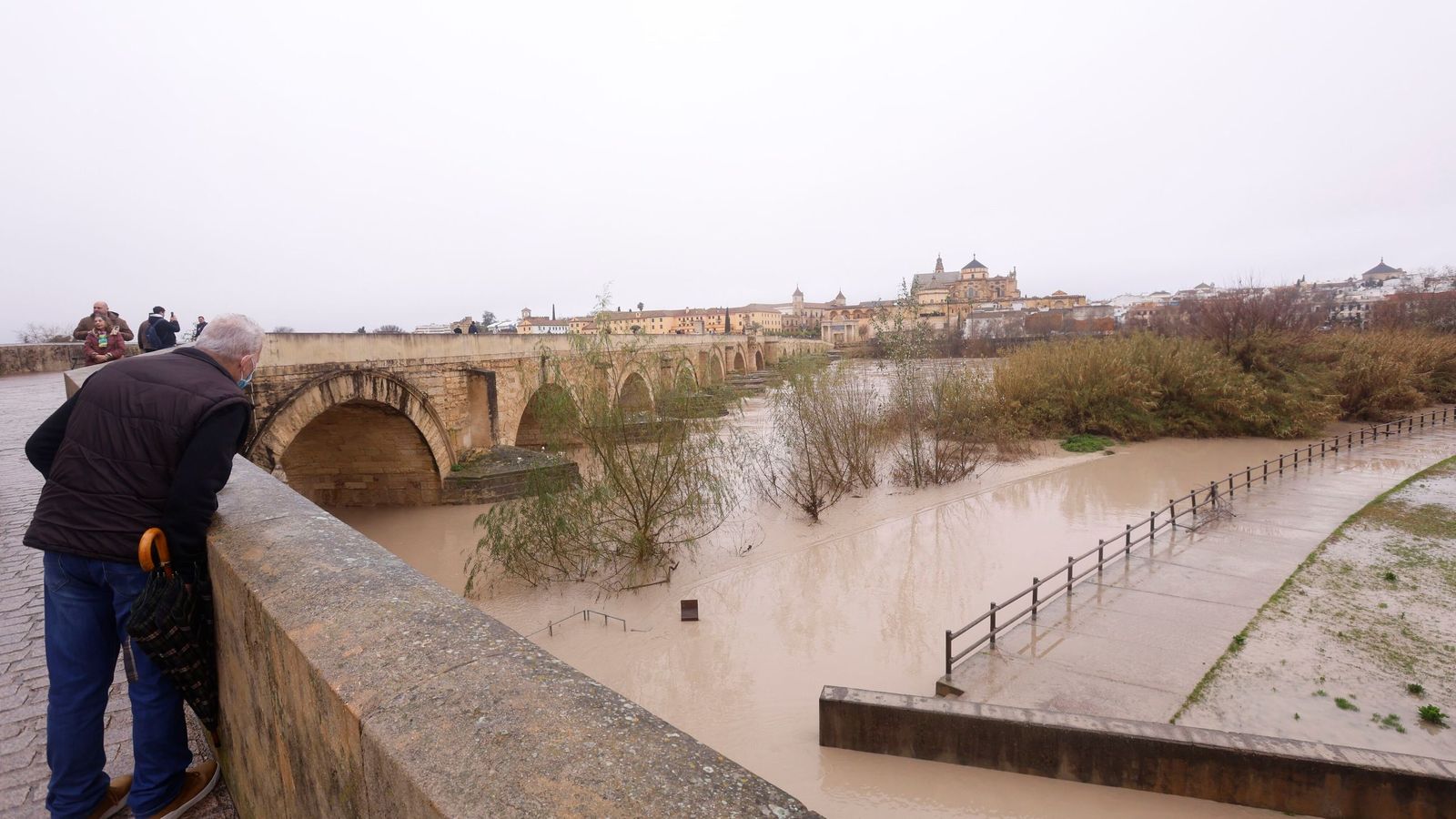 El río Guadalquivir a su paso por Córdoba durante el tren de borrascas
