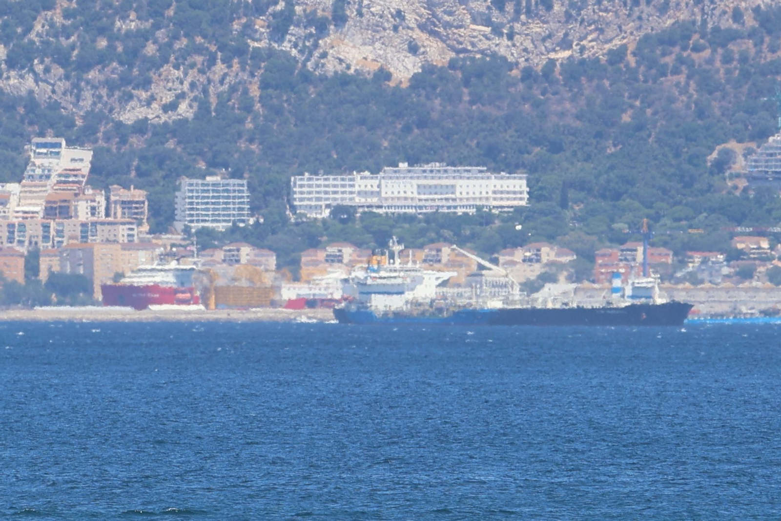 El petrolero Lady Henrietta junto al buque cisterna para productos petrolíferos Paxoi, de bandera gibraltareña (a la derecha de la imagen).