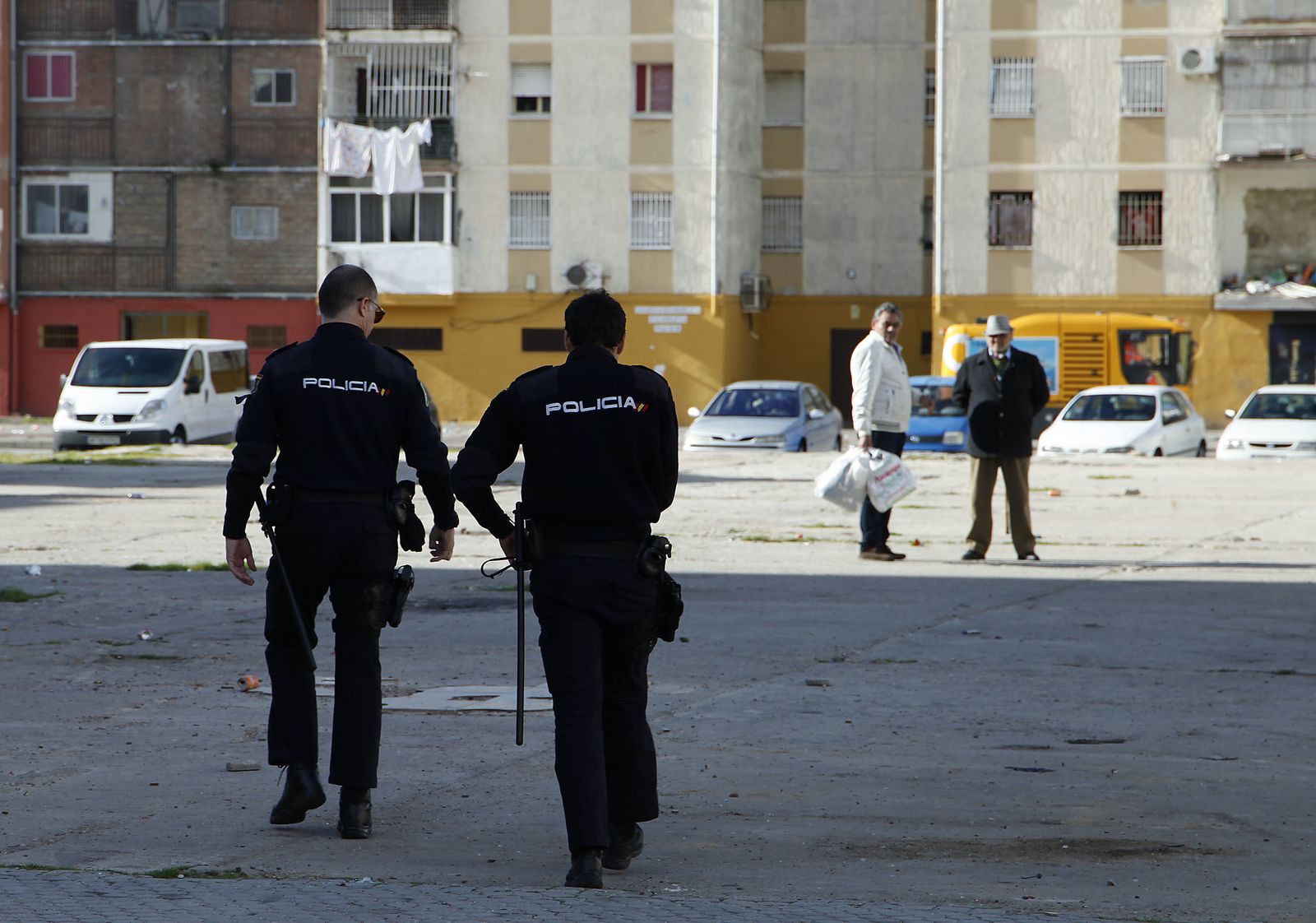 Dos agentes de la Policía Nacional patrullan en las Tres Mil Viviendas.