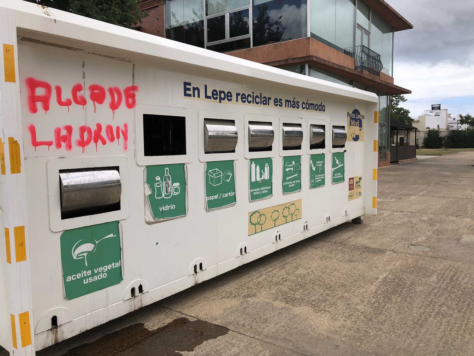 El punto limpio móvil afectado, con pintadas en rosa.