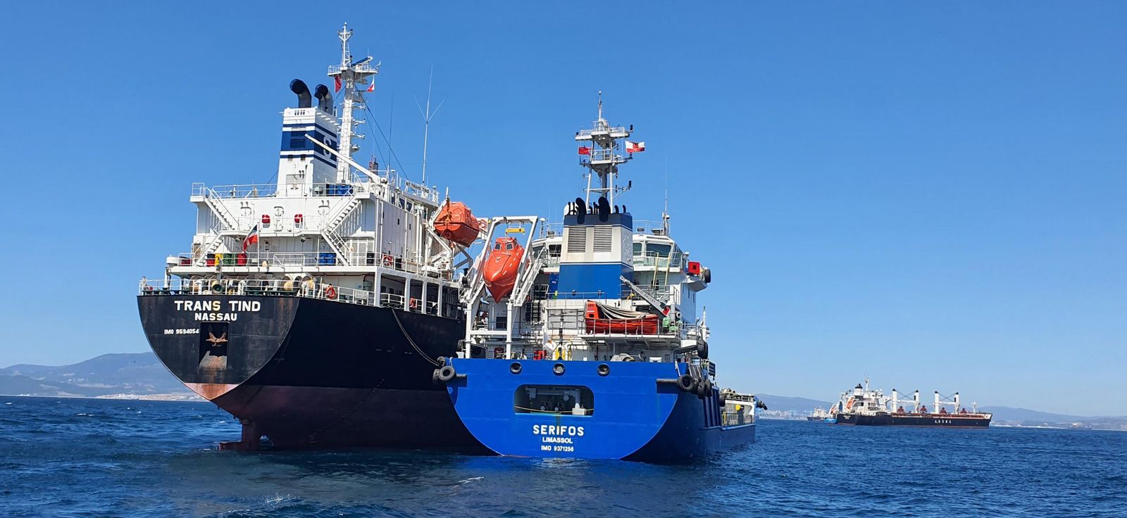 Dos buques realizan tareas de bunkering en el Estrecho.