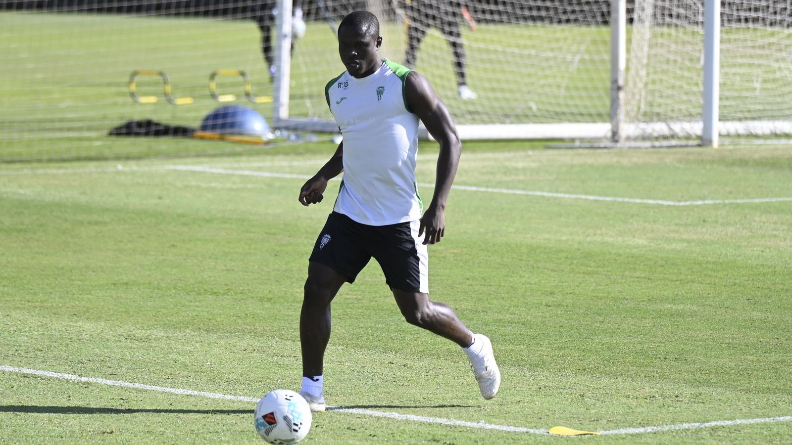 Fomeyem golpea el balón en un entrenamiento del Córdoba CF.