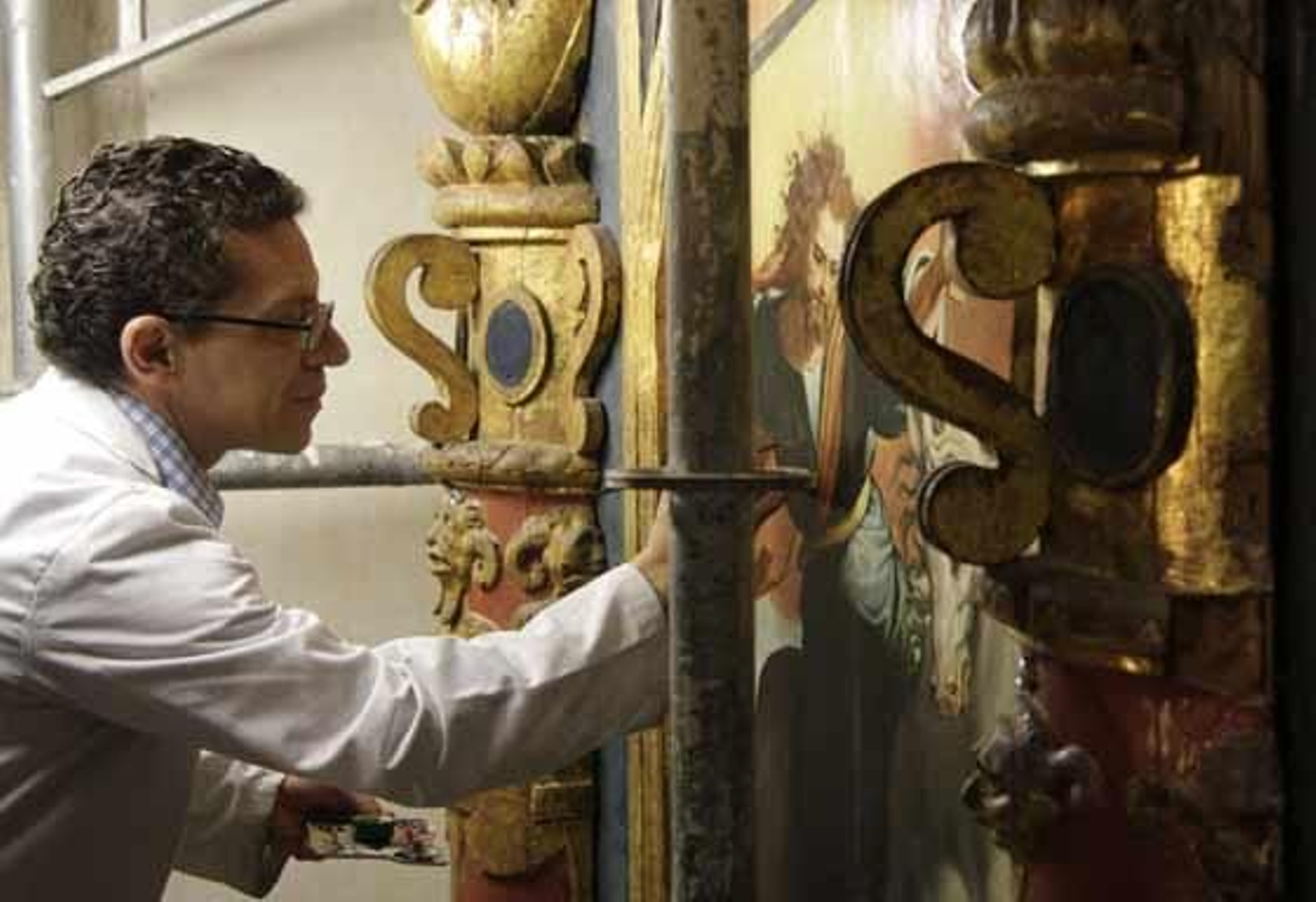 El responsable de Patrimonio del Cabildo Catedral, Francisco Navarro, informa sobre la restauración del retablo del mariscal de la Catedral de Sevilla. Sacristía de la Antigua de la Catedral.

Foto: Victoria Hidalgo