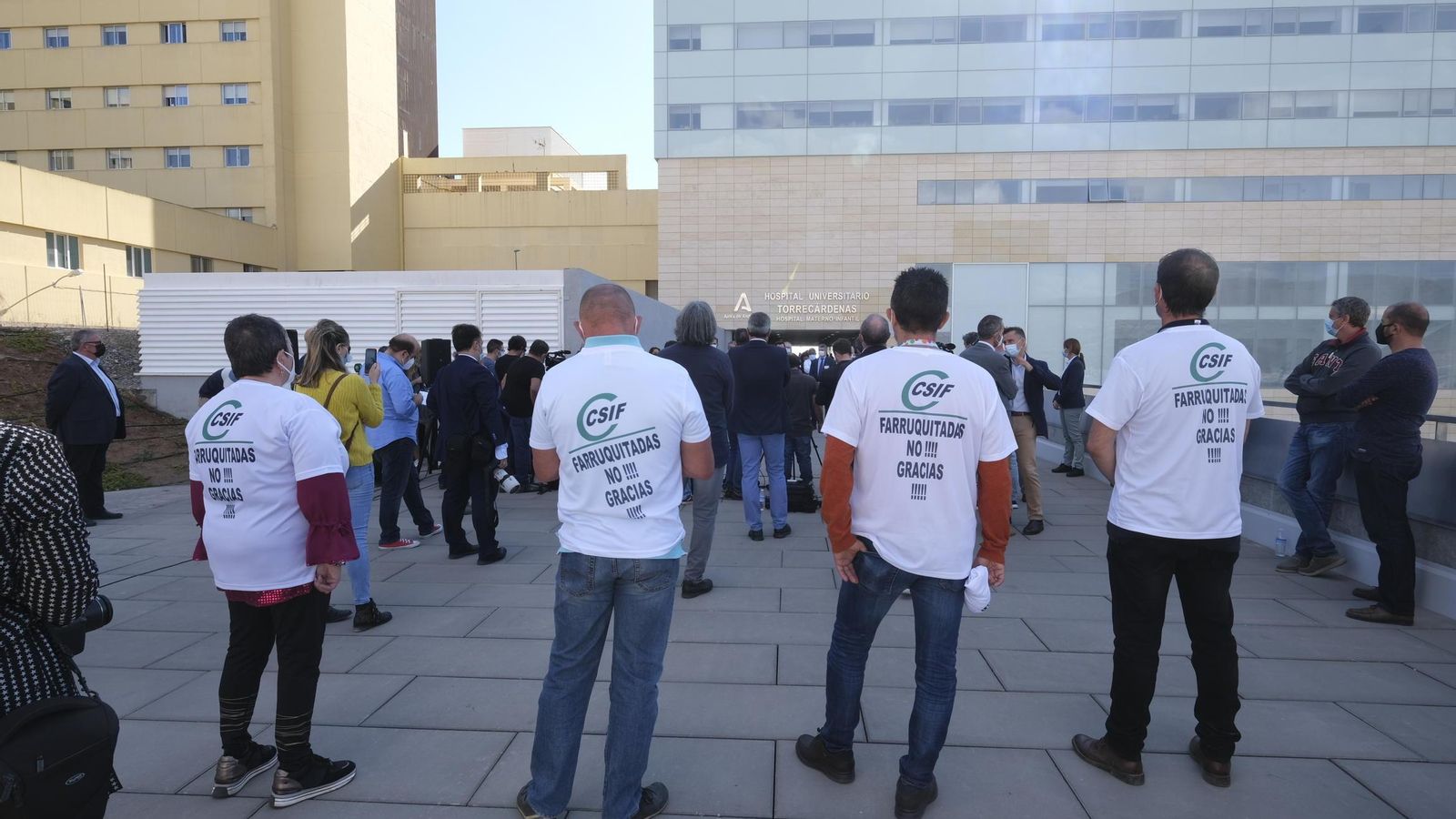 Miembros de CSIF protestan de forma silenciosa durante la comparecencia ante los medios de Juanma Moreno.