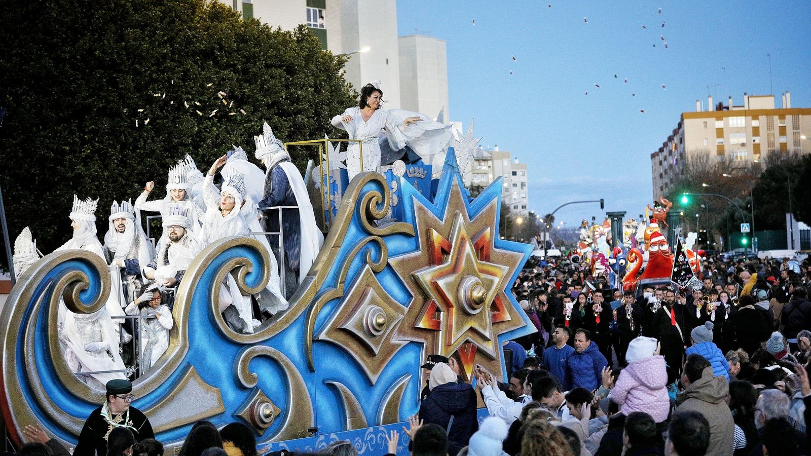 Comienzo de la Cabalgata de Reyes en la avenida Constitución.