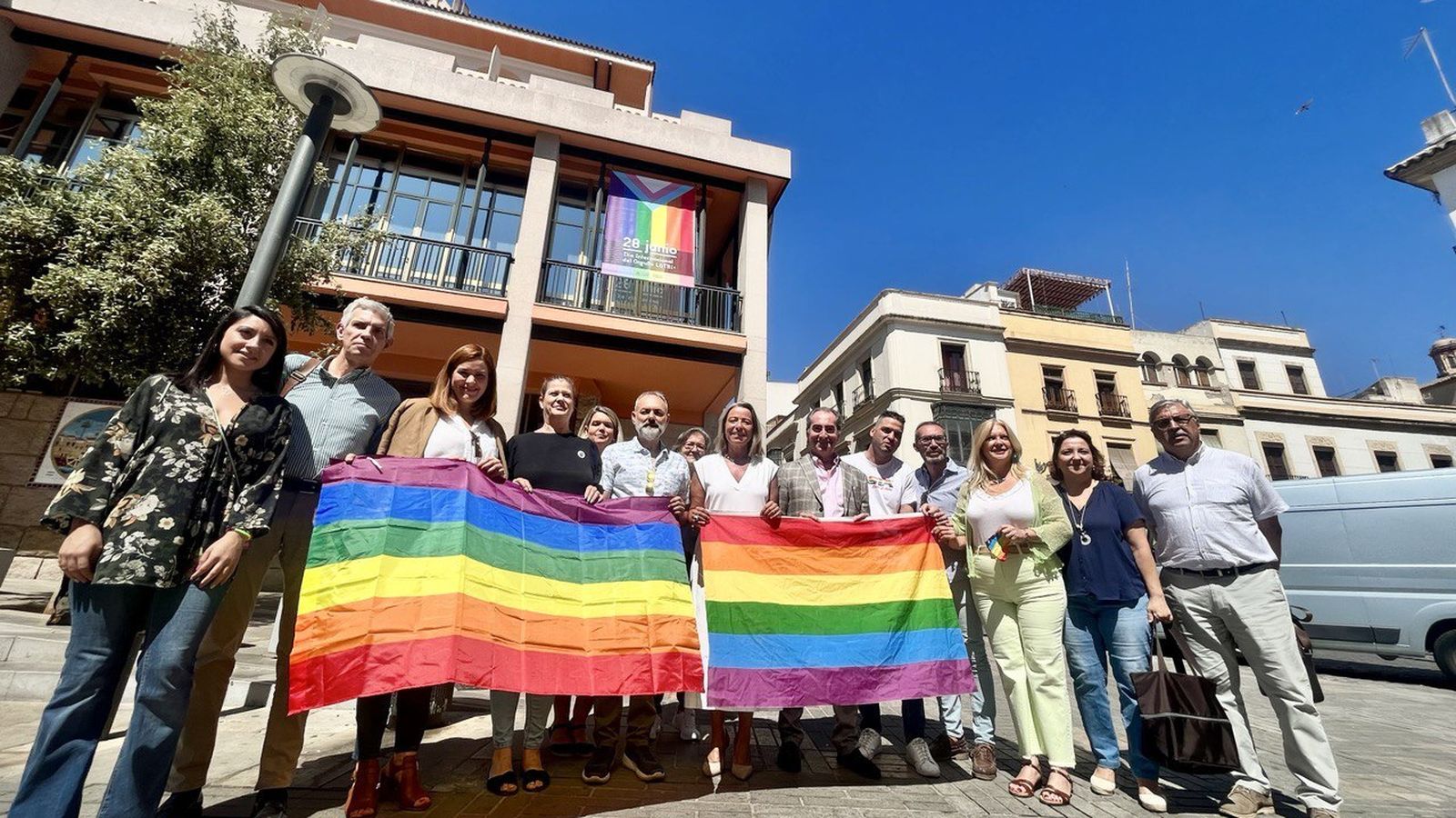El Ayuntamiento de Córdoba despliega una lona en su fachada.