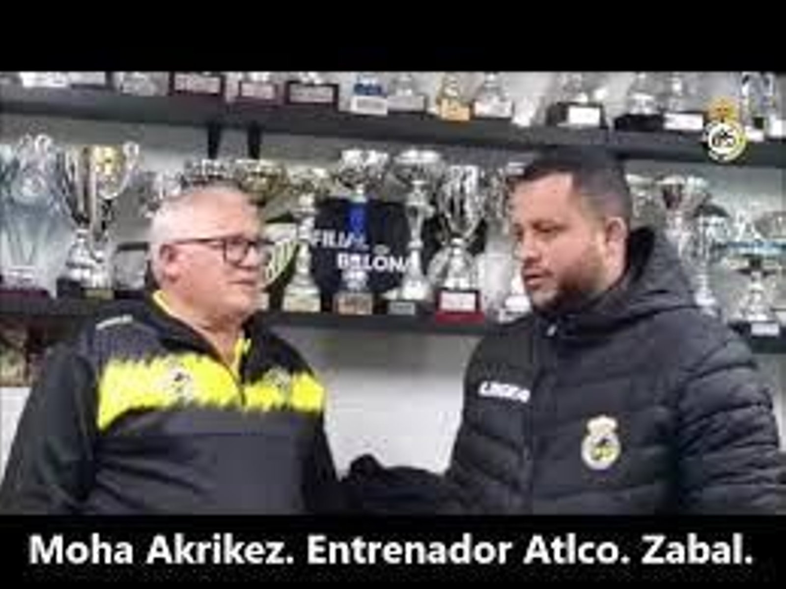 Moha Akrikez (d) conversa con el directivo Pepe Díaz
