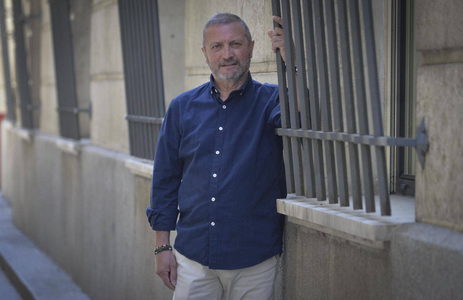 El ex diputado del PSOE-A Ramón Díaz Alcaraz, junto a una ventana de los juzgados de Sevilla.